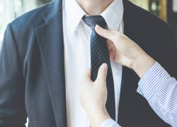Czy krawat pasuje na każdą okazję? Przegląd stylizacji formalnych i casualowych