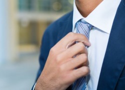 Jak szybko zawiązać krawat? Podpowiadamy krok po kroku