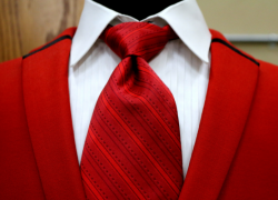 Krawat w paski - klasyczny dodatek, który wraca do mody