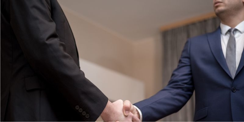 Wybór odpowiednich akcesoriów męskich do biura. Jak wyglądać stylowo i komfortowo?