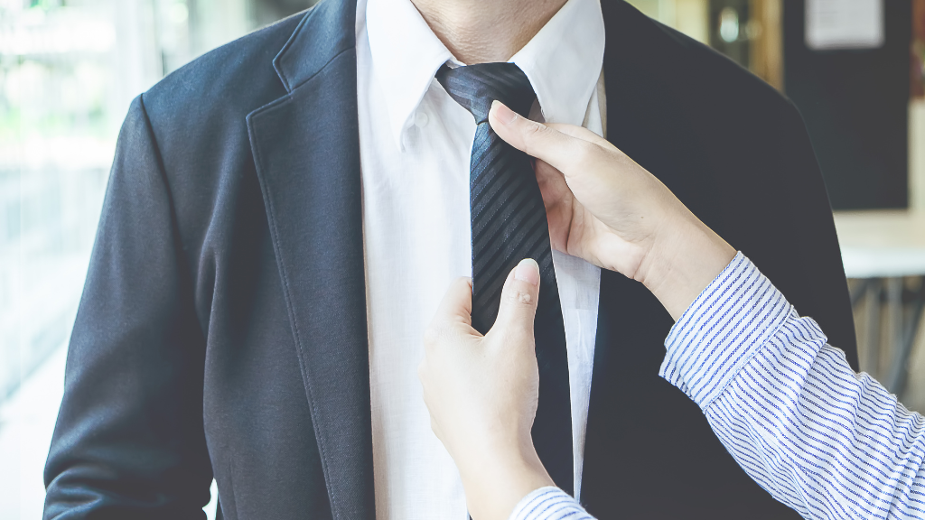 Czy krawat pasuje na każdą okazję? Przegląd stylizacji formalnych i casualowych